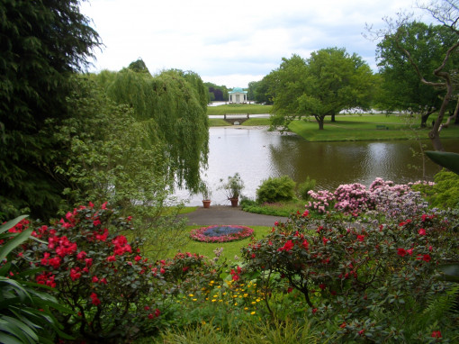 Ausschnitt aus einem Garten mit Tempel im Hintergrund
