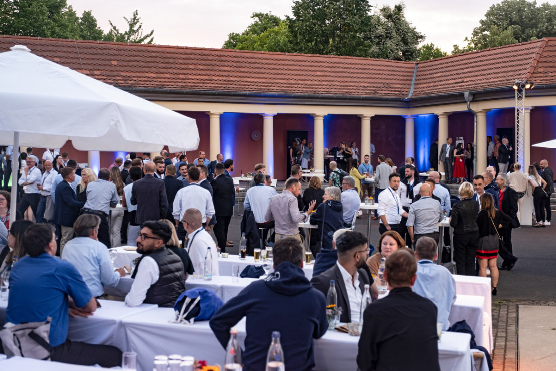 Viele Besucher auf einer Firmenfeier im Kassel Kongress Palais