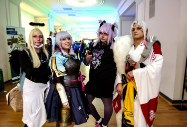 Besucher in der Wandelhalle 