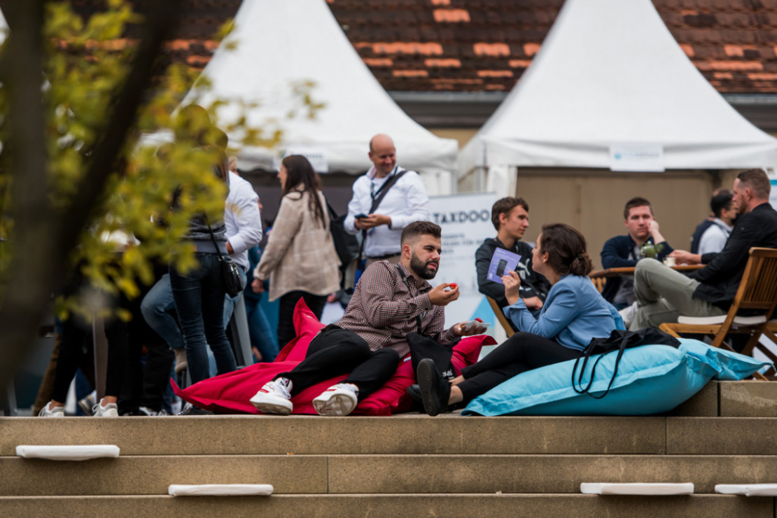 Personen unterhalten sich entspannt auf einer Betriebsfeier
