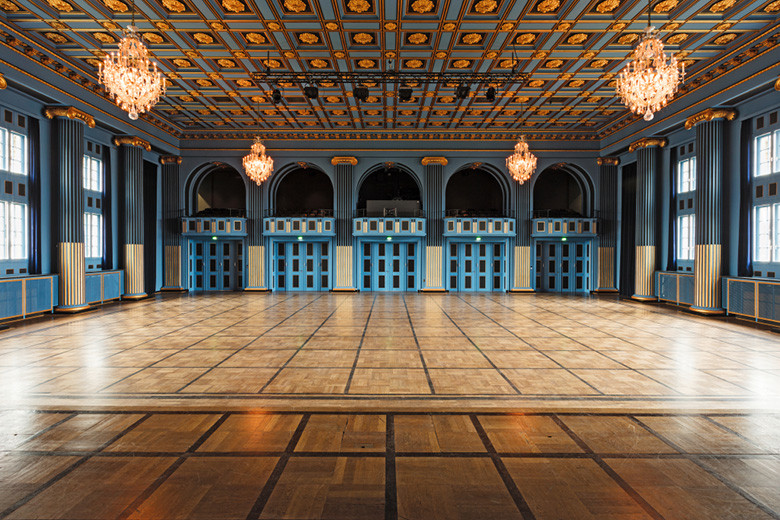 BlauerSaal_leer_buehne_01_webversion.jpg