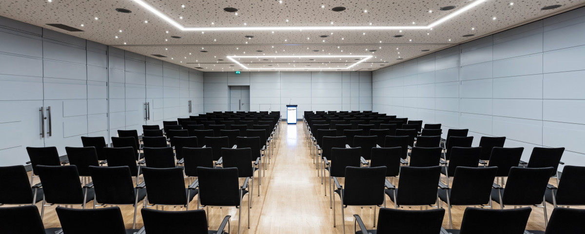 Der Bankettsaal kann bestuhlt für Vorträge verwendet werden.