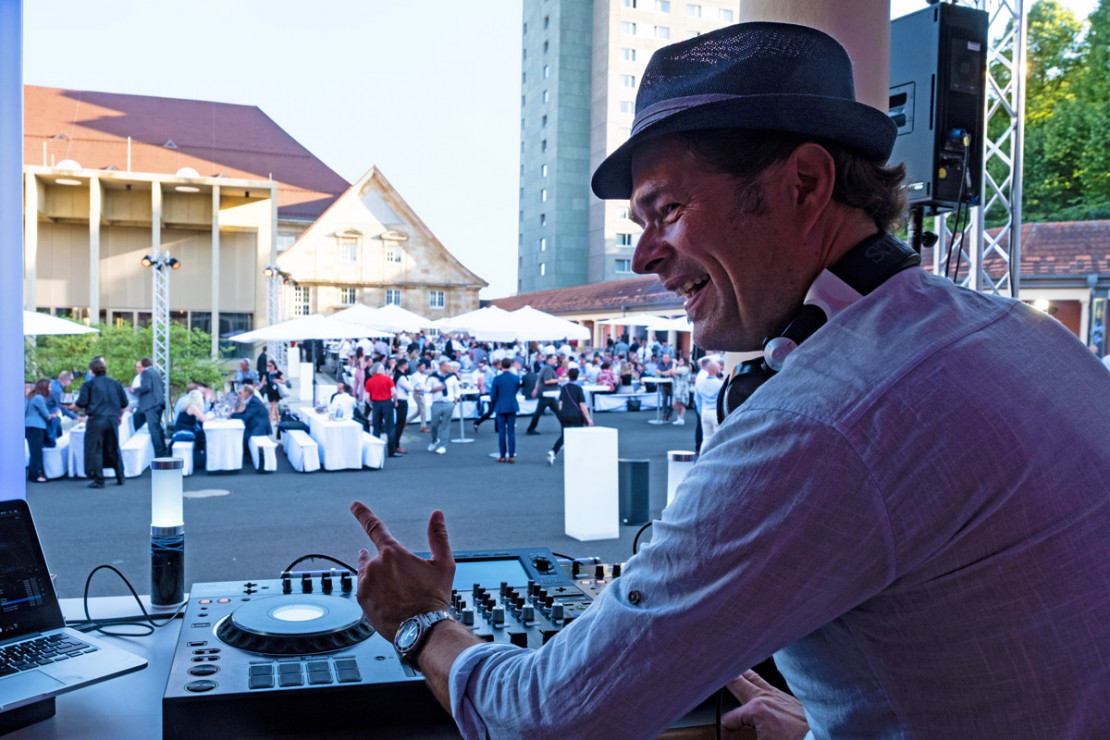 DJ unterhält die Besucher einer Betriebsfeier im Kassel Kongress Palais