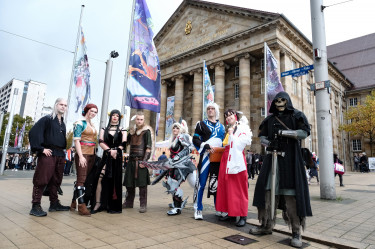 Gruppe von Cosplayer vor dem Kongress Palais