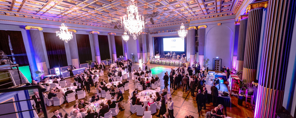 Hier wird der Blaue Saal für eine Gala-Veranstaltung verwendet. 