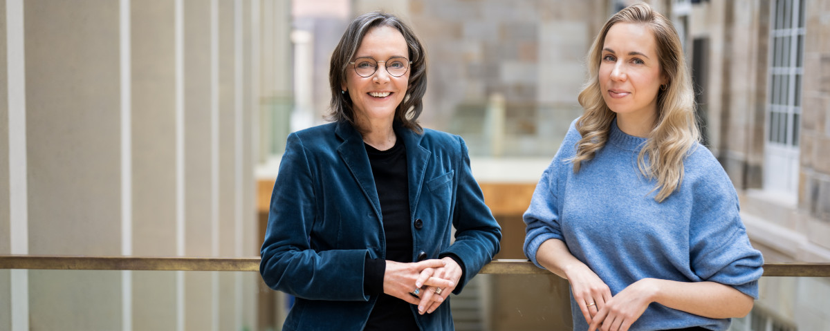 Christine Popp und Kristine Hesse lehnen im Atrium im Kassel Kongress Palais an einem Geländer