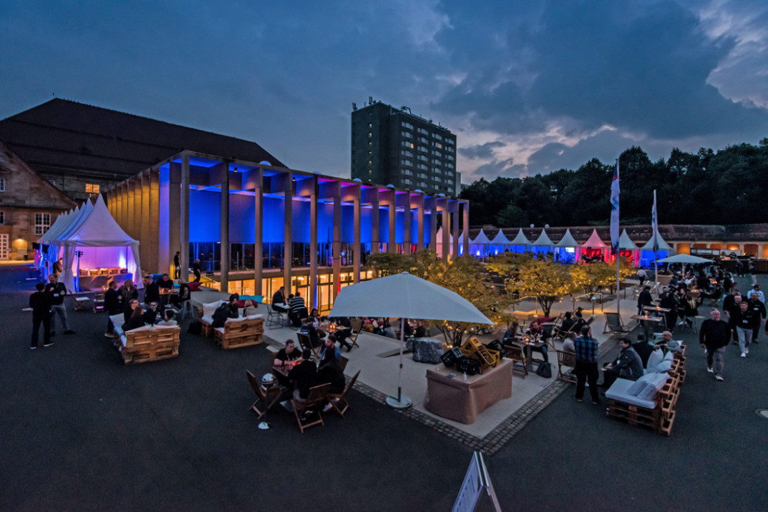 Abendlicher Blick auf den Konzertgarten während einer Betriebsfeier