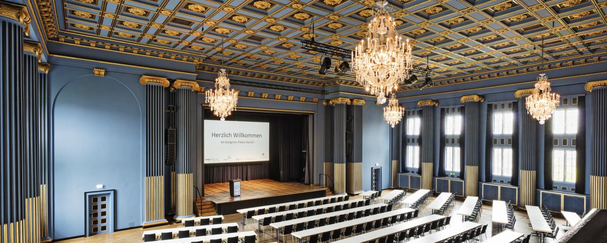 Unser Blaue Saal bietet bestuhlt und betischt viel Platz. 