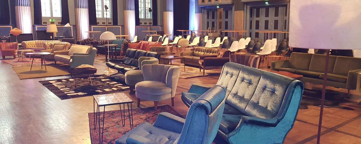 Unser Blauer Saal bietet sich perfekt für eine Möbelmesse an.